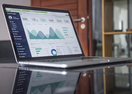 Laptop mit Diagrammen - professionelle Webpräsenz