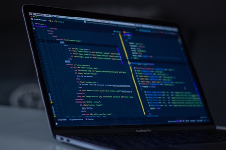 Programmierung am Laptop - Code-Editor auf dem Bildschirm
